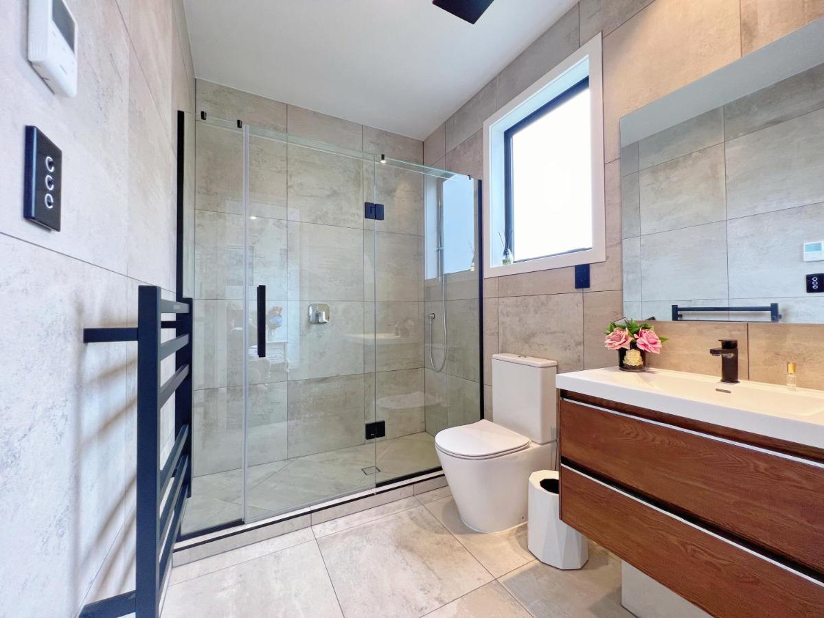 Elegant Beach House In Long Bay Villa Auckland Esterno foto
