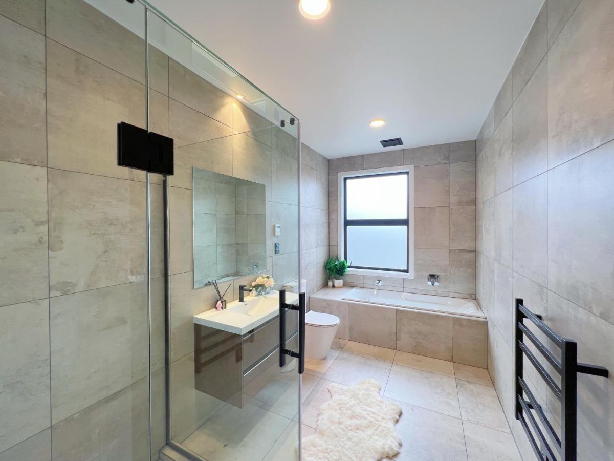 Elegant Beach House In Long Bay Villa Auckland Esterno foto