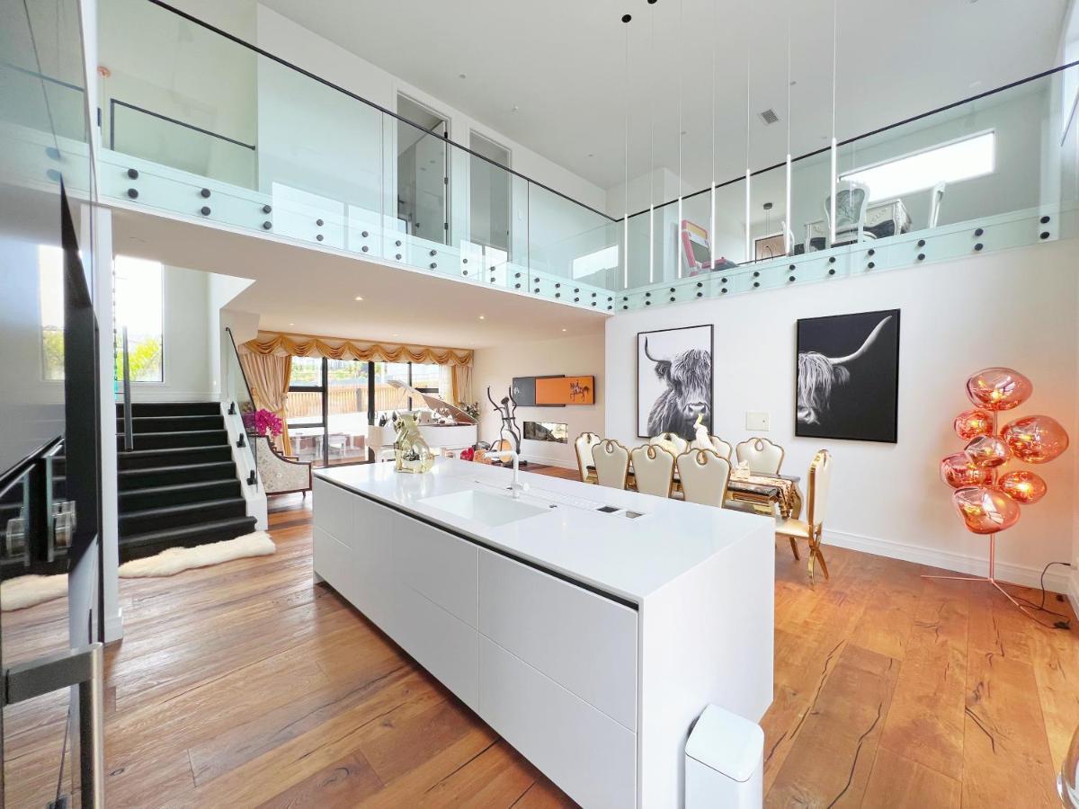 Elegant Beach House In Long Bay Villa Auckland Esterno foto